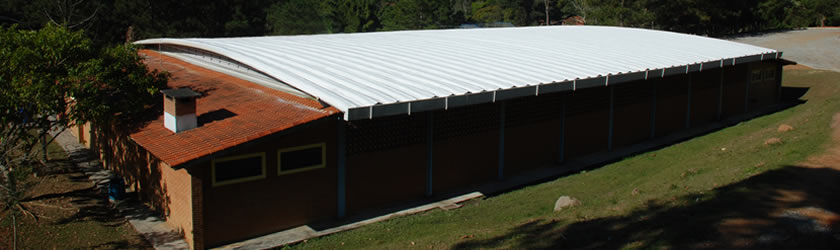 Obras com telhas térmicas com bandeja inferior e poliuretano